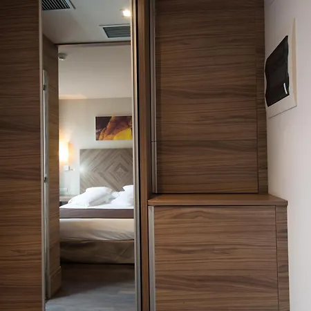 Aroi Hotel 4*
